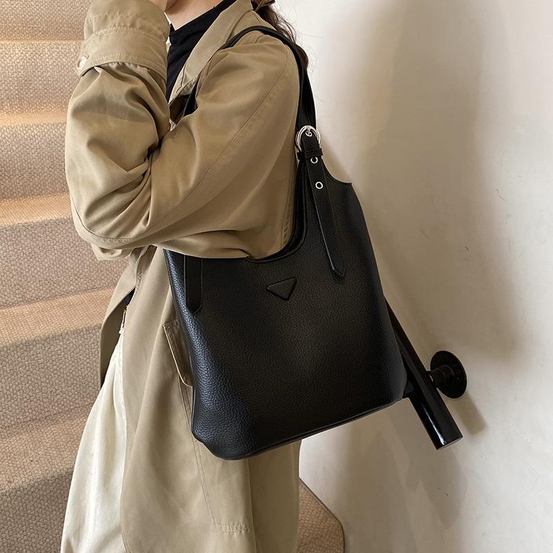 2025 new high-end simple light luxury soft leather tote bag autumn and winter retro commuting big bag single shoulder armpit bag 29*12.5*34 чёрный
2025 new high-end simple light luxury soft leather tote bag autumn and winter retro commuting big bag single shoulder armpit bag 29*12.5*34 чёрный