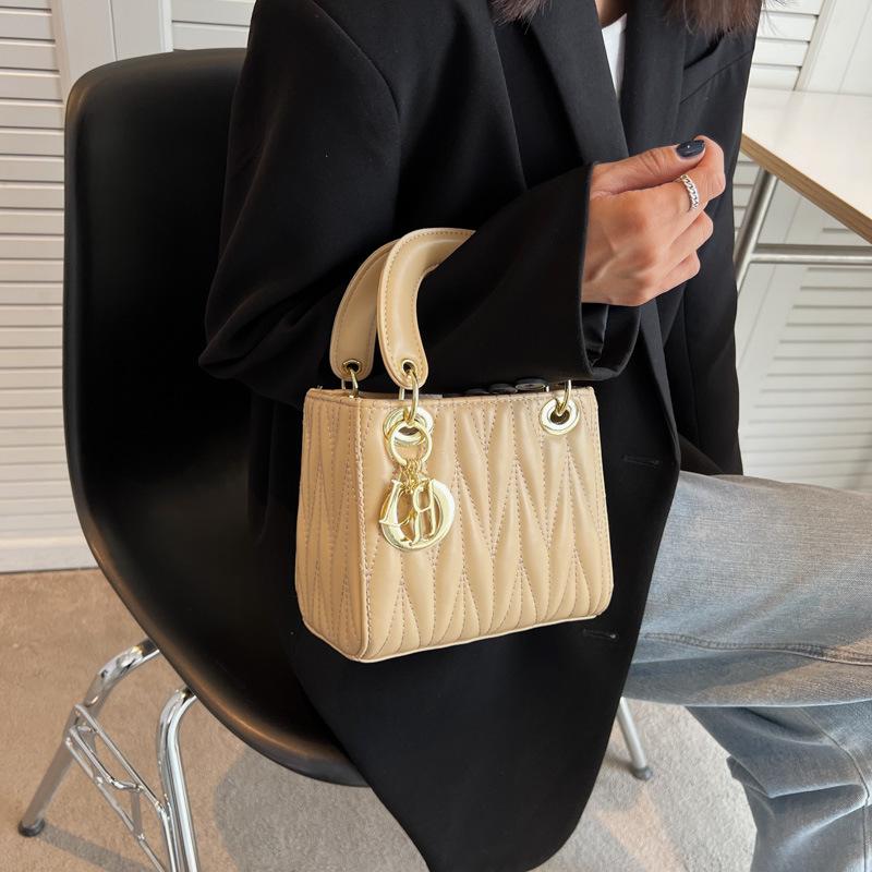 Популярная сумка Daifei, фактурная сумка 2022 года, ручная сумка через плечо с ромбовидным узором, индивидуальность, дизайн, чувство, западный стиль, маленькая сумка
Популярная сумка Daifei, фактурная сумка 2022 года, ручная сумка через плечо с ромбовидным узором, индивидуальность, дизайн, чувство, западный стиль, маленькая сумка