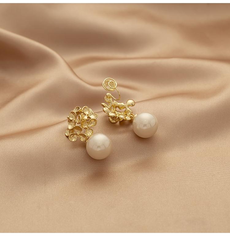 Преувеличенная ретро золотая подвеска в виде цветка, искусственный жемчуг, москит без зажимов для ушей
Преувеличенная ретро золотая подвеска в виде цветка, искусственный жемчуг, москит без зажимов для ушей