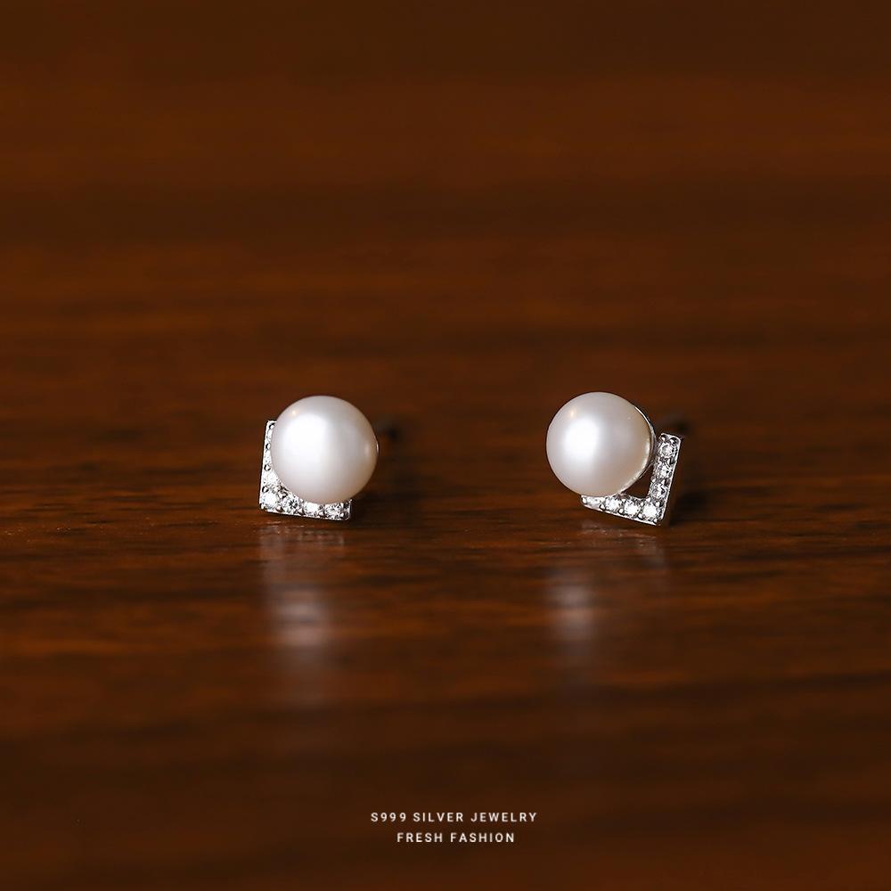999 Sterling Silver V-shaped Inlaid Zircon Natural Pearls Stud Earrings for Women French Vintage Romantic Jewelry серебряный
999 Sterling Silver V-shaped Inlaid Zircon Natural Pearls Stud Earrings for Women French Vintage Romantic Jewelry серебряный