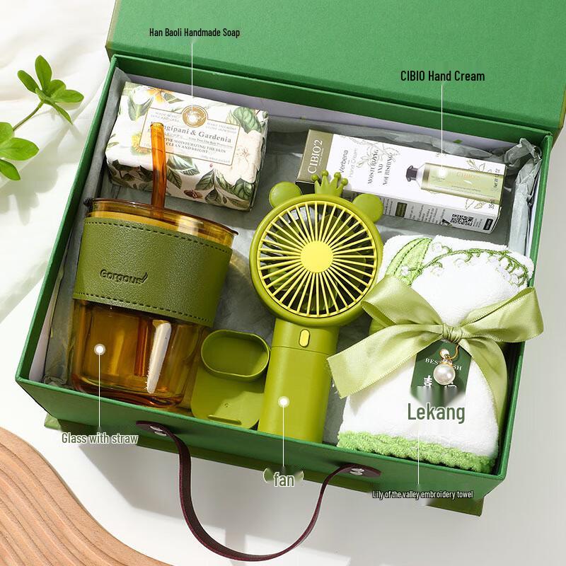 Straw Cup & Essentials Holiday Gift Set
Straw Cup & Essentials Holiday Gift Set