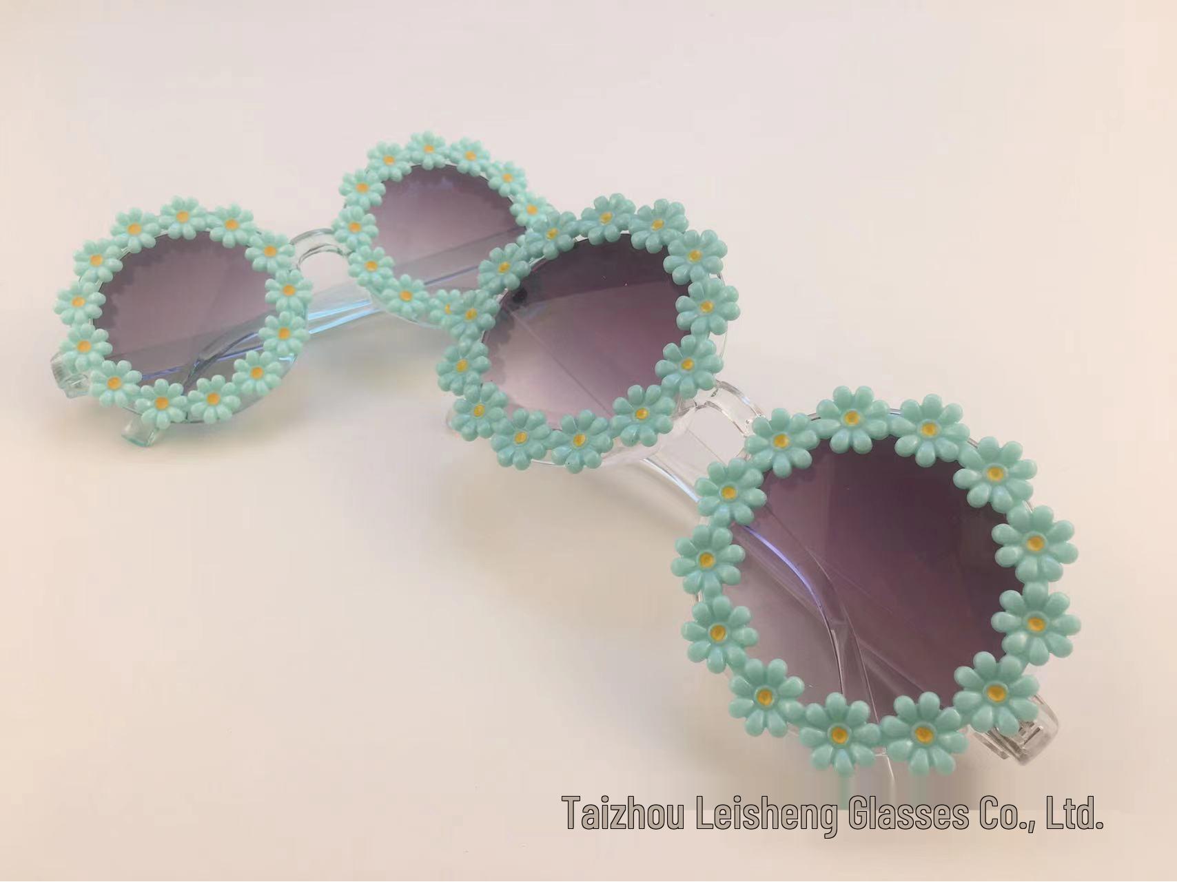 UV-Protective Parent-Child Sunflower Sunglasses - Perfect for Outdoor Beach Selfies
UV-Protective Parent-Child Sunflower Sunglasses - Perfect for Outdoor Beach Selfies