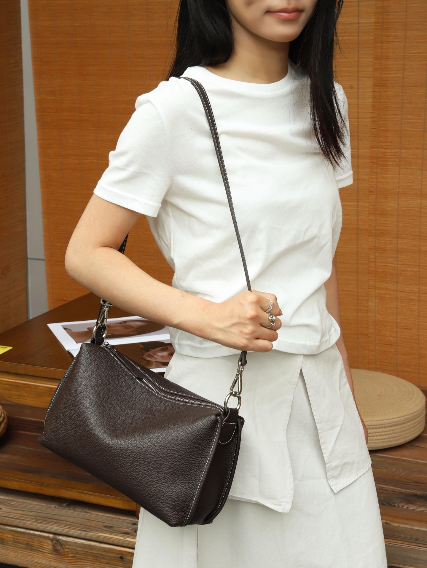 Genuine Leather Women s Shoulder Crossbody Bags 2026 Luxury Designer Ladies Handbag High Quality Underarm Bag Female Tote Bag 30X10X18cm эбеновый
Genuine Leather Women s Shoulder Crossbody Bags 2026 Luxury Designer Ladies Handbag High Quality Underarm Bag Female Tote Bag 30X10X18cm эбеновый