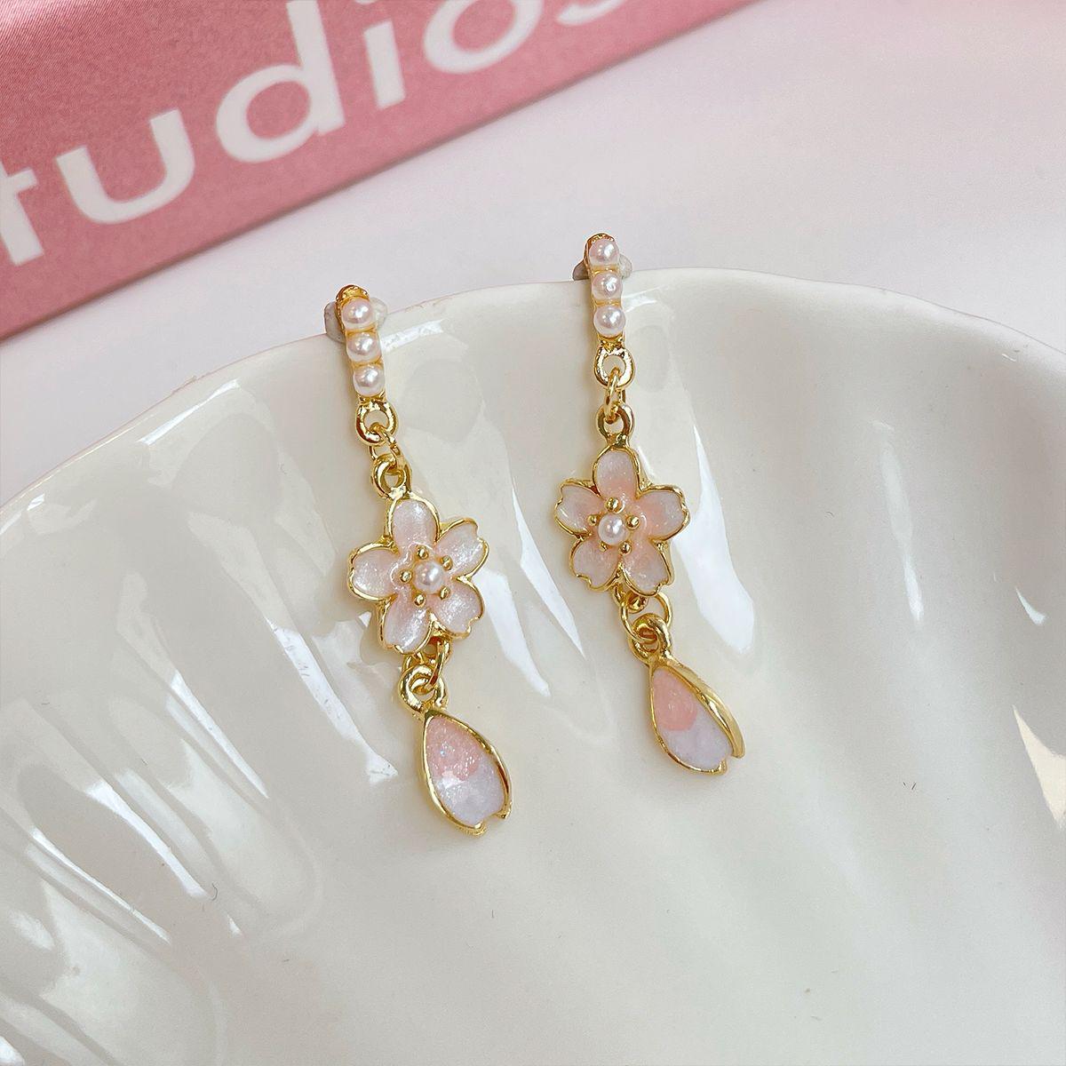 Изысканные летние серьги-цветы цвета розовой сакуры - Объемный дизайн, легкая роскошь
Изысканные летние серьги-цветы цвета розовой сакуры - Объемный дизайн, легкая роскошь