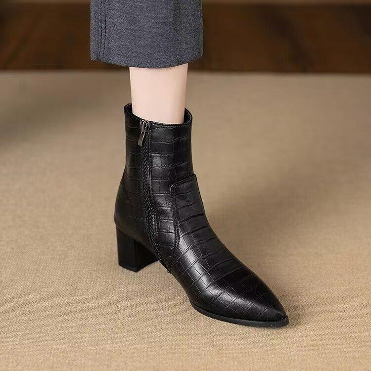 Pointed high heels short boots new autumn and winter French velvet small ankle boots thin boots retro thick heel short boots 35
Pointed high heels short boots new autumn and winter French velvet small ankle boots thin boots retro thick heel short boots 35
