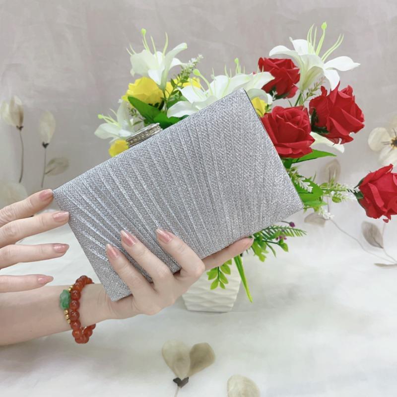 New product shiny pleated large-capacity handbag dinner women s bag evening dress KTV clutch bag with cheongsam wedding серебряный
New product shiny pleated large-capacity handbag dinner women s bag evening dress KTV clutch bag with cheongsam wedding серебряный