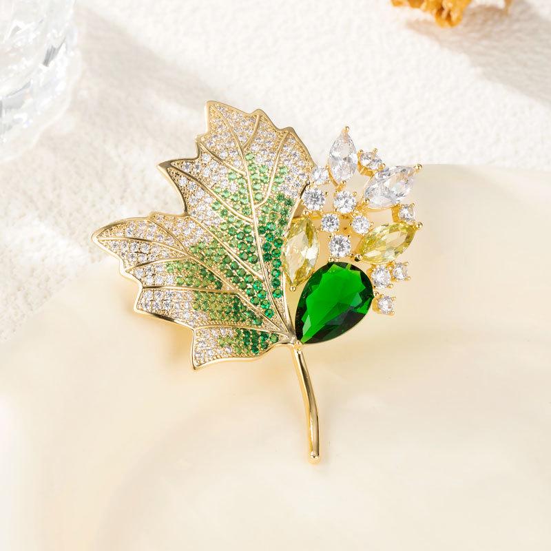 Элегантная брошь в виде кленового листа - Универсальная роскошная булавка для костюмов и аксессуаров
Элегантная брошь в виде кленового листа - Универсальная роскошная булавка для костюмов и аксессуаров