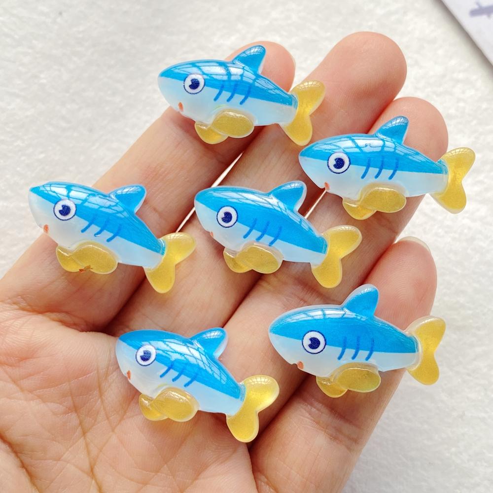 10 шт. Милые смоляные мультяшные акулы, киты, морские звезды, серия «Океан», кабошоны с плоской задней стороной, скрапбукинг, DIY, украшения для ювелирного дела, украшение
10 шт. Милые смоляные мультяшные акулы, киты, морские звезды, серия «Океан», кабошоны с плоской задней стороной, скрапбукинг, DIY, украшения для ювелирного дела, украшение