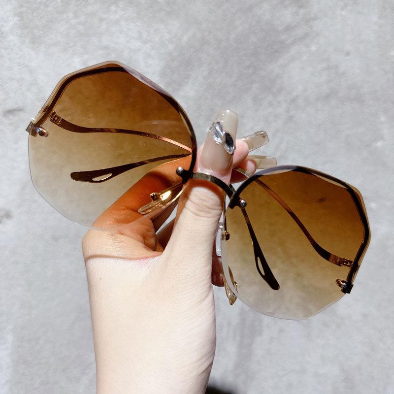 High-End Fashion Polygonal Metal Sunglasses for Women - Influencer Street Style UV Protection
High-End Fashion Polygonal Metal Sunglasses for Women - Influencer Street Style UV Protection