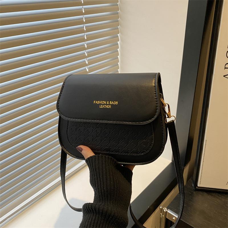 Корейская версия ретро маленькой сумки женская осень и зима 2025 новая текстурированная сумка-багет простая и модная наплечная сумка-мессенджер чёрный
Корейская версия ретро маленькой сумки женская осень и зима 2025 новая текстурированная сумка-багет простая и модная наплечная сумка-мессенджер чёрный