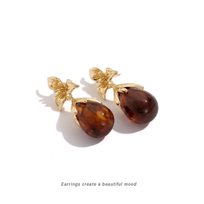 French Court Gold Flower Earrings: Retro Luxury Water Drop Studs & Non-Pierced Clips for Women.
French Court Gold Flower Earrings: Retro Luxury Water Drop Studs & Non-Pierced Clips for Women.