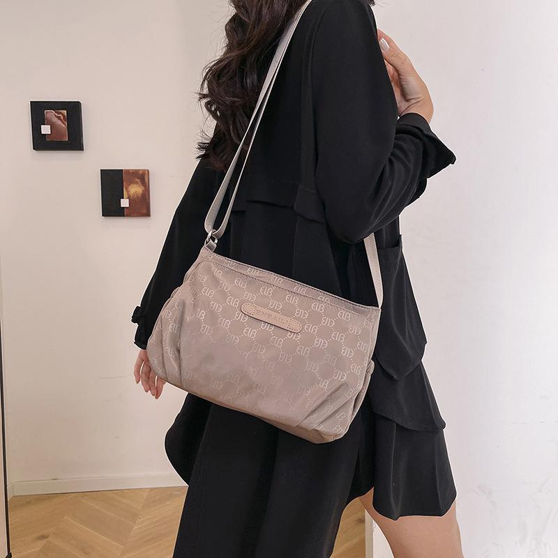 2025 new small bag women s bag fashionable and versatile women s Oxford cloth lightweight shell bag shoulder messenger bag 25*11*20 хаки
2025 new small bag women s bag fashionable and versatile women s Oxford cloth lightweight shell bag shoulder messenger bag 25*11*20 хаки