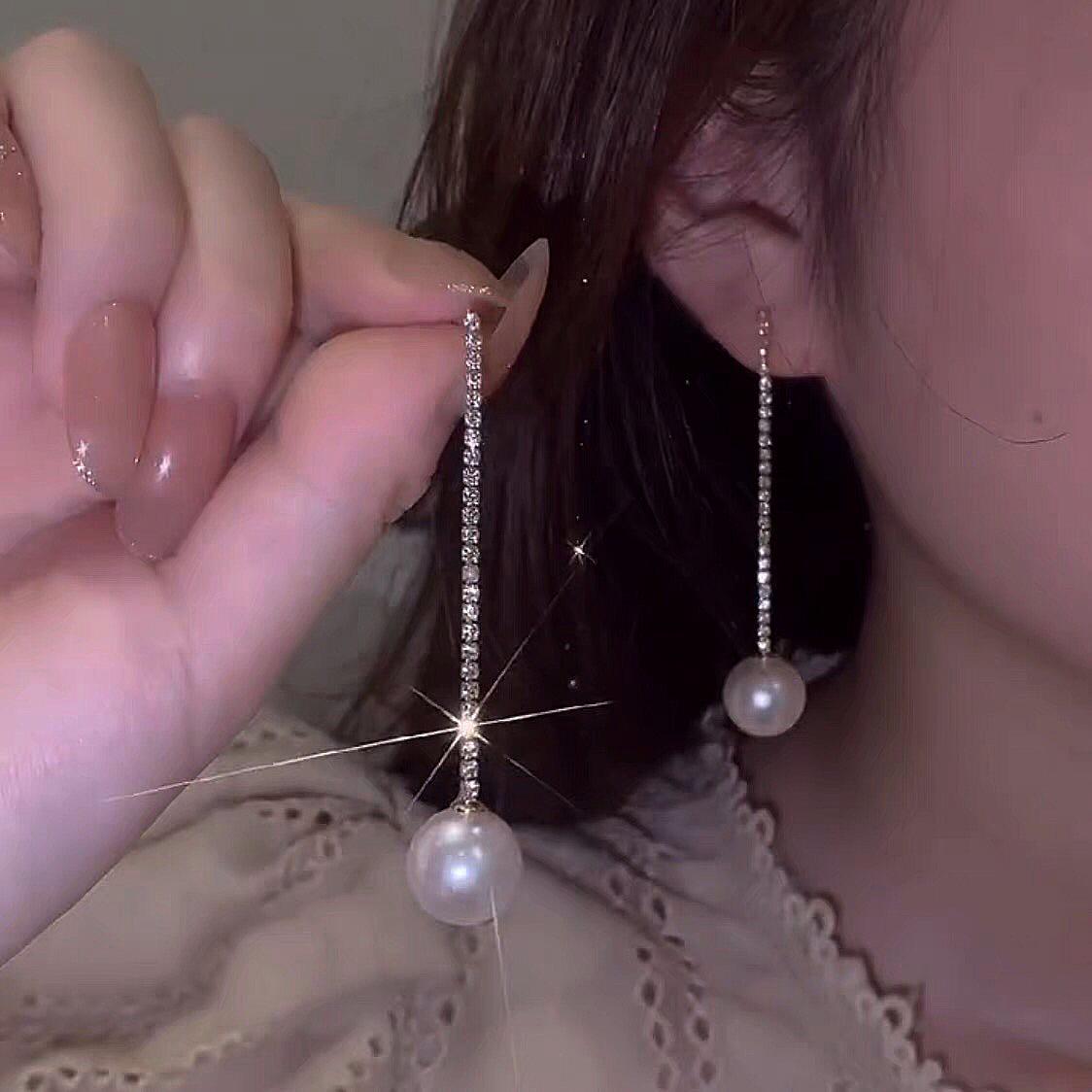 Серьги-кисточки из серебра 925 пробы с жемчугом – Длинные в корейском стиле с бриллиантовыми акцентами
Серьги-кисточки из серебра 925 пробы с жемчугом – Длинные в корейском стиле с бриллиантовыми акцентами