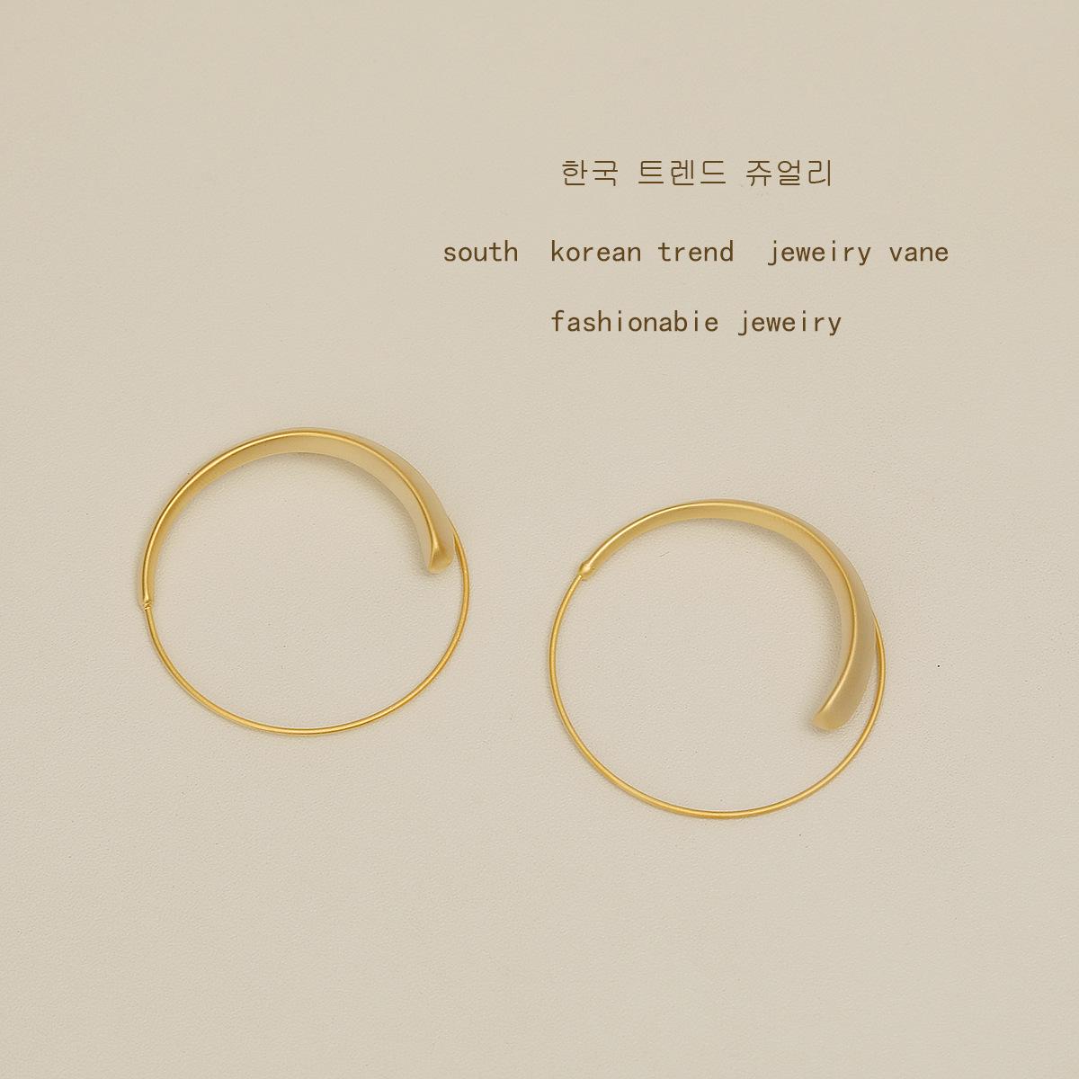Женские модные матовые серьги-кольца: Дизайнерский ретро стиль Гонконга с европейской, американской и корейской минималистичной модой.
Женские модные матовые серьги-кольца: Дизайнерский ретро стиль Гонконга с европейской, американской и корейской минималистичной модой.