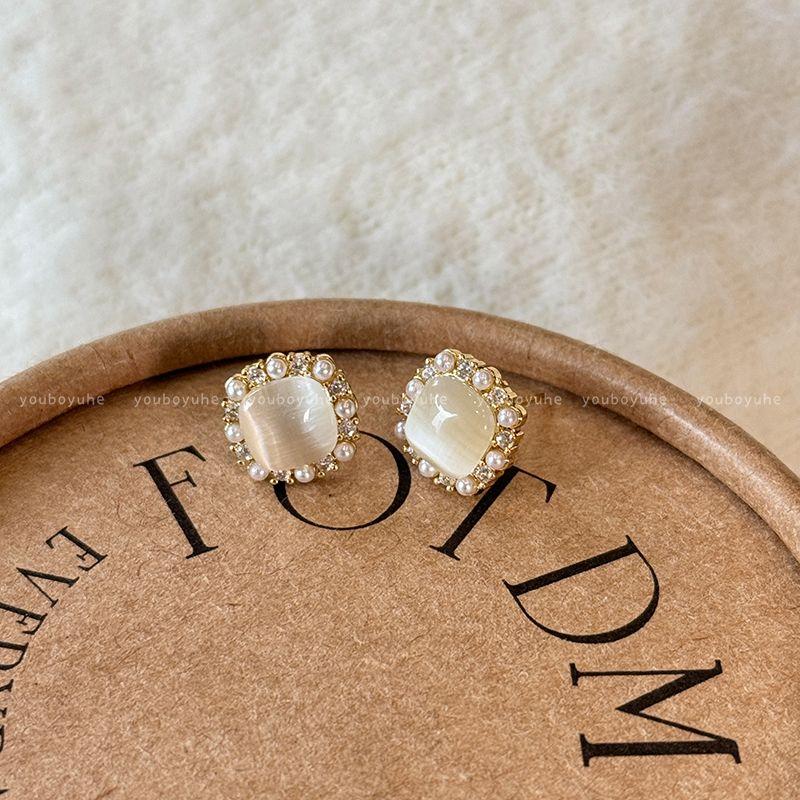 Маленькие серьги-пусеты с опалом и жемчугом в форме сахарного кубика для женщин, доступная роскошь, модные серьги для лета, уникальный нишевый стиль, серьги-джокер на каждый день Flash Zirconium Sugar Pearl Earrings-Silver Needle
Маленькие серьги-пусеты с опалом и жемчугом в форме сахарного кубика для женщин, доступная роскошь, модные серьги для лета, уникальный нишевый стиль, серьги-джокер на каждый день Flash Zirconium Sugar Pearl Earrings-Silver Needle