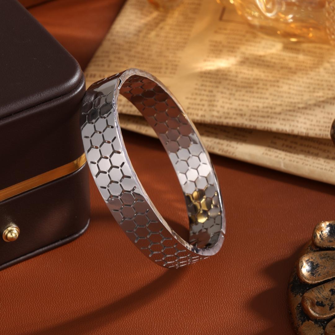 Htpwe Браслет из нержавеющей стали с полым узором «ромб», женский, с покрытием из 18-каратного золота, парный, праздничный подарок, браслет для вечеринки, на каждый день, с цирконами медный
Htpwe Браслет из нержавеющей стали с полым узором «ромб», женский, с покрытием из 18-каратного золота, парный, праздничный подарок, браслет для вечеринки, на каждый день, с цирконами медный