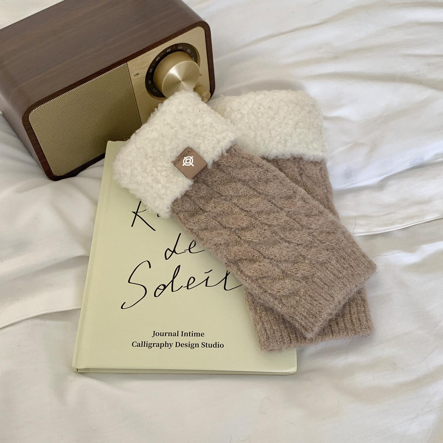 Academic Affairs Office Flat half-finger gloves Warm gloves Thickened warm pointer wool Korean version of student gloves
Academic Affairs Office Flat half-finger gloves Warm gloves Thickened warm pointer wool Korean version of student gloves