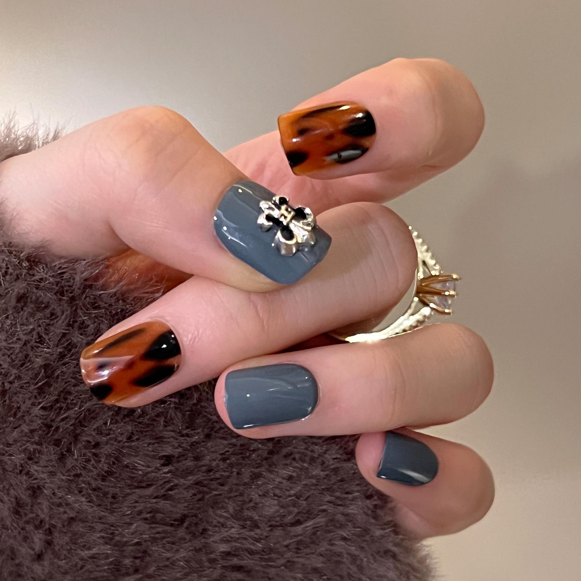 Autumn/Winter Blue-Gray Leopard & Tortoiseshell Nail Art Stickers Model with Glue
Autumn/Winter Blue-Gray Leopard & Tortoiseshell Nail Art Stickers Model with Glue