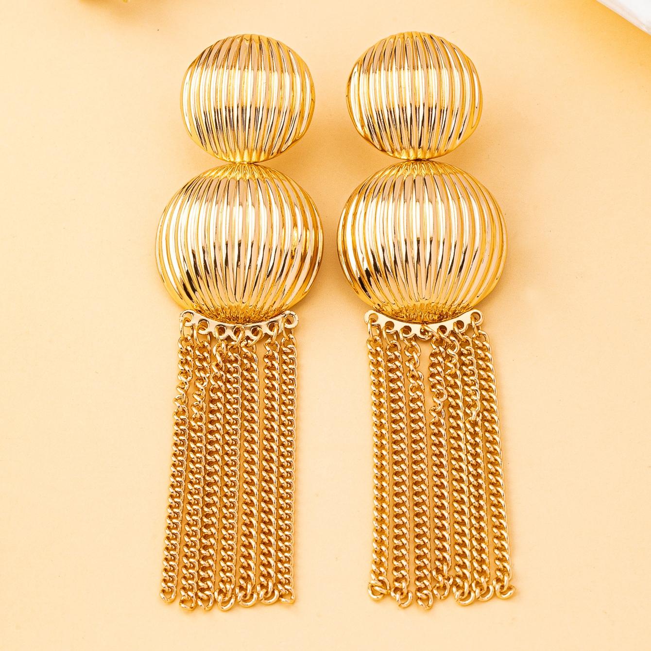A Pair of Women s Earrings, Geometric Round Striped Tassel Exaggerated Earrings, Suitable for Daily Wear and Banquet Wear
A Pair of Women s Earrings, Geometric Round Striped Tassel Exaggerated Earrings, Suitable for Daily Wear and Banquet Wear