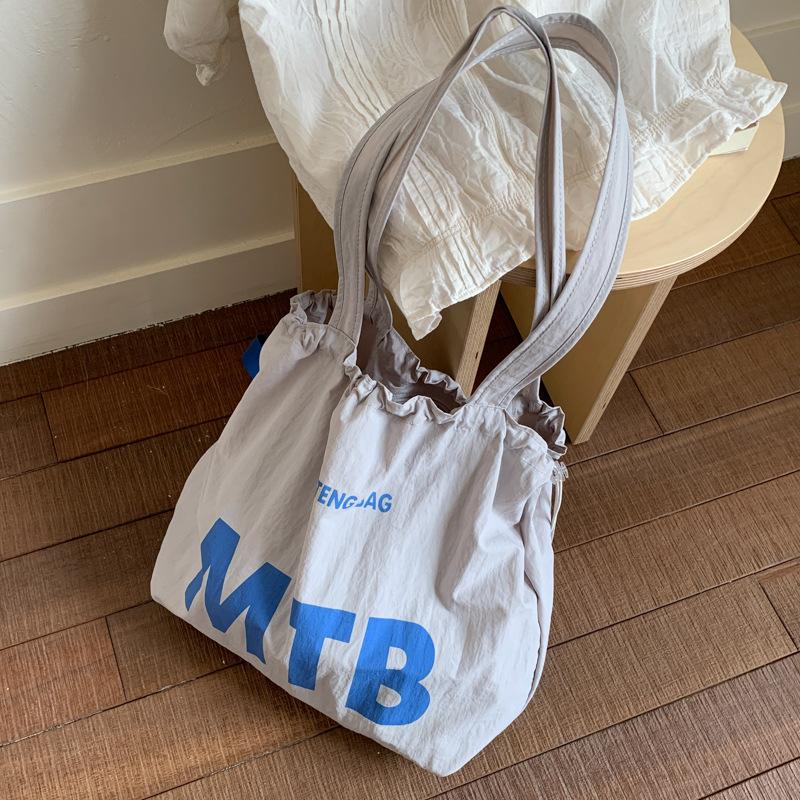 2025 new drawstring design women s shoulder bag nylon retro letter printing tote bag versatile handbag жёлтый
2025 new drawstring design women s shoulder bag nylon retro letter printing tote bag versatile handbag жёлтый
