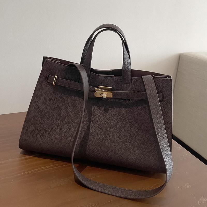 New First-layer Cowhide Horizontal Large Tote Bag, Portable Shoulder Bag, Large-capacity Women s Bag. 32cm*22cm*16cm эбеновый
New First-layer Cowhide Horizontal Large Tote Bag, Portable Shoulder Bag, Large-capacity Women s Bag. 32cm*22cm*16cm эбеновый