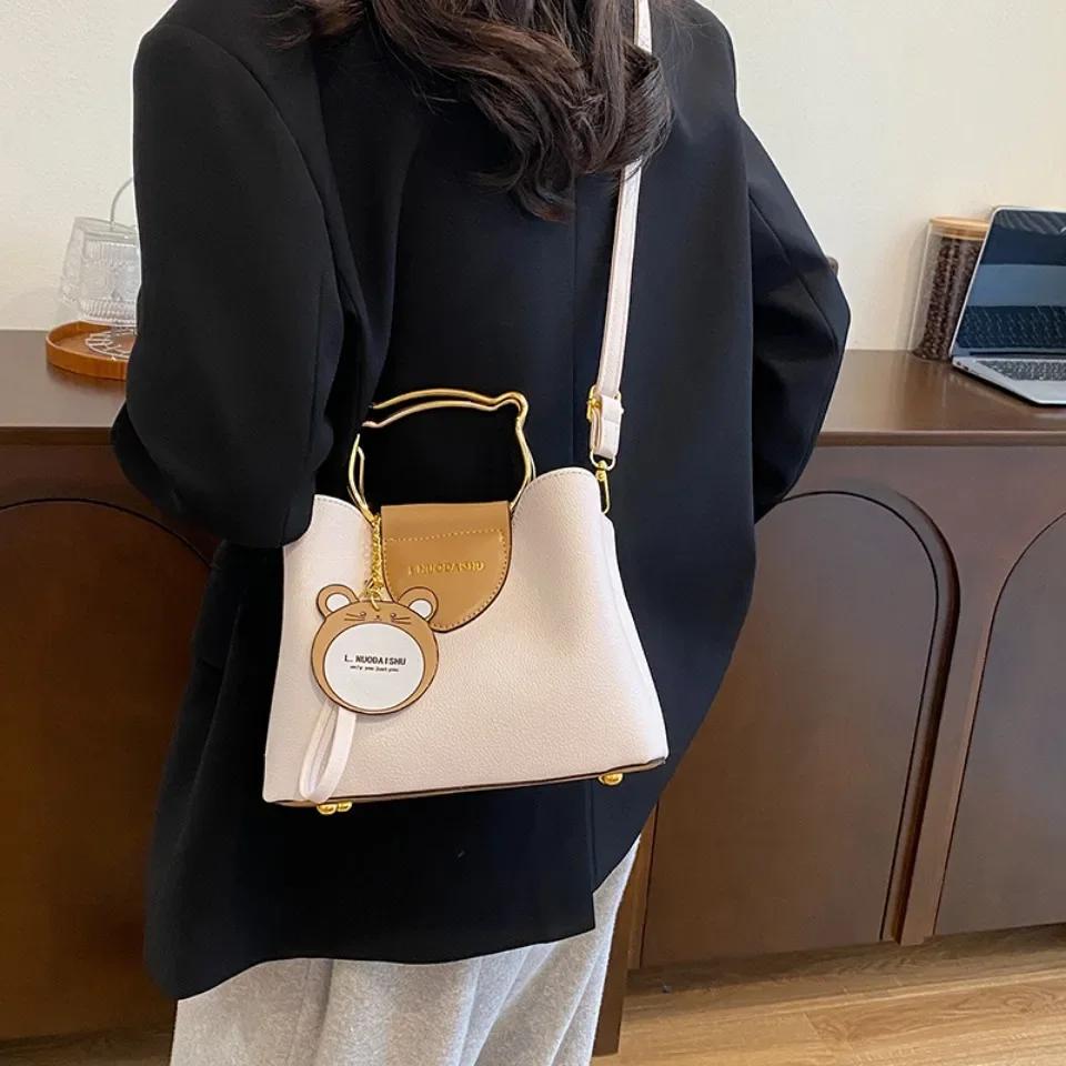 Shoulder bag and women s leather PU large capacity two-tone crossbody bag – Elegant crossbody bag
Shoulder bag and women s leather PU large capacity two-tone crossbody bag – Elegant crossbody bag