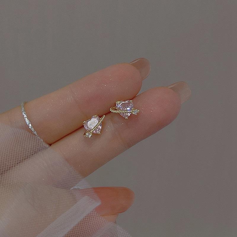 Pink zircon love stud earrings, new femininity niche design, Korean flash diamond heart earrings.
Pink zircon love stud earrings, new femininity niche design, Korean flash diamond heart earrings.