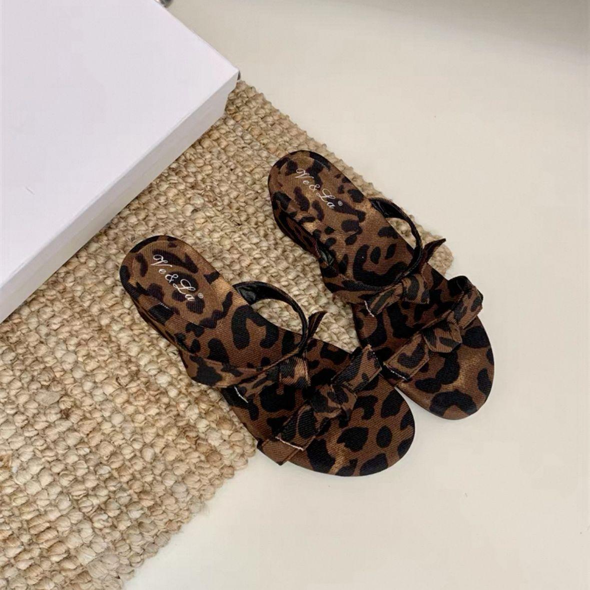 Сказочный стиль бант крутые тапочки женские для улицы 2025 новая мода универсальные на танкетке с юбкой тапочки 40 цветной печати леопарда