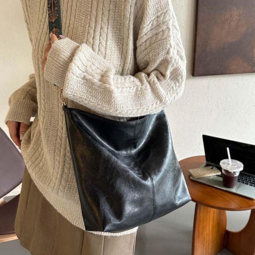 Large Capacity Simple Shoulder Bag Solid Color Bucket Message Bag PU Leather Tote Bag Shopping чорний
Large Capacity Simple Shoulder Bag Solid Color Bucket Message Bag PU Leather Tote Bag Shopping чорний