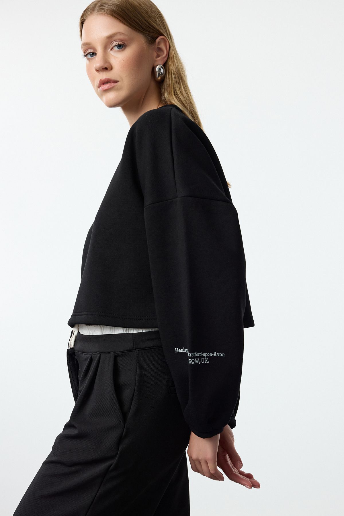 Women s Fashionable Stylish Sweatshirt Black Thick Inside Fleece Oversize Crop Sleeve Printed Knitted Sweatshirt XL
Women s Fashionable Stylish Sweatshirt Black Thick Inside Fleece Oversize Crop Sleeve Printed Knitted Sweatshirt XL