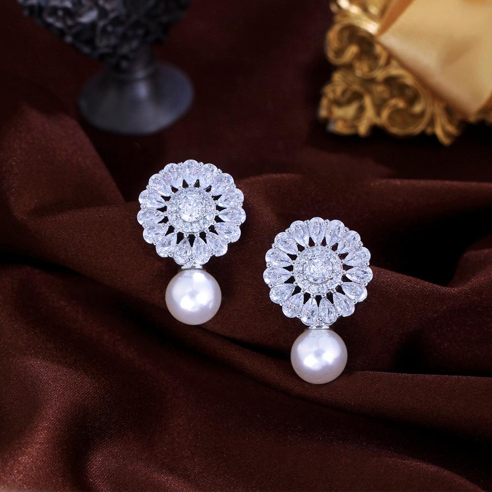 Needle Design Hollow Flower Zircon Pearl Earrings Medieval Light Luxury Full Diamond Lightweight Pearl Earrings
Needle Design Hollow Flower Zircon Pearl Earrings Medieval Light Luxury Full Diamond Lightweight Pearl Earrings
