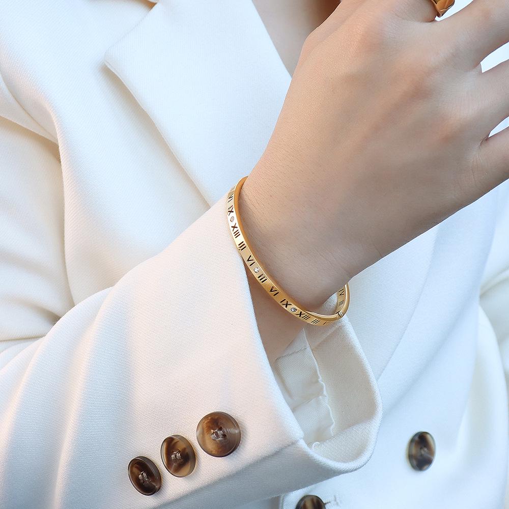 18K Gold-Plated Roman Numeral Diamond Bangle Bracelet for Couples – Women s Titanium Steel Jewelry Z043
18K Gold-Plated Roman Numeral Diamond Bangle Bracelet for Couples – Women s Titanium Steel Jewelry Z043