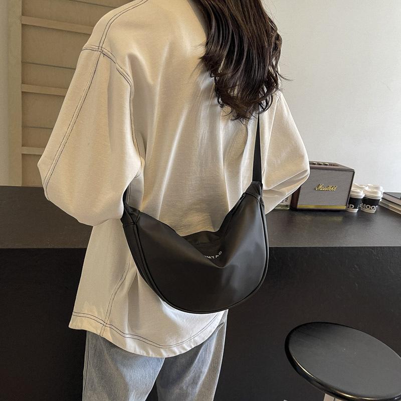 Популярная в этом году модная маленькая женская сумка 2024 года, новая модная универсальная сумка-мессенджер для женщин, повседневная сумка-пельмень через плечо
Популярная в этом году модная маленькая женская сумка 2024 года, новая модная универсальная сумка-мессенджер для женщин, повседневная сумка-пельмень через плечо