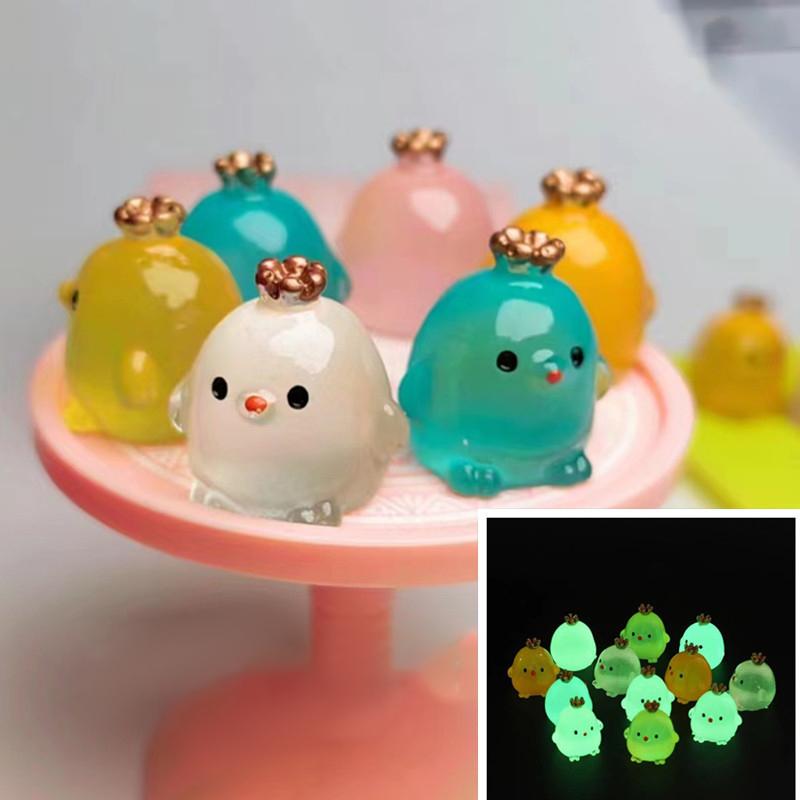 5 шт. светящаяся мини-корона из смолы в виде курицы, украшение для приборной панели автомобиля, зеркало заднего вида, мультяшный декор, аксессуары для салона автомобиля
5 шт. светящаяся мини-корона из смолы в виде курицы, украшение для приборной панели автомобиля, зеркало заднего вида, мультяшный декор, аксессуары для салона автомобиля