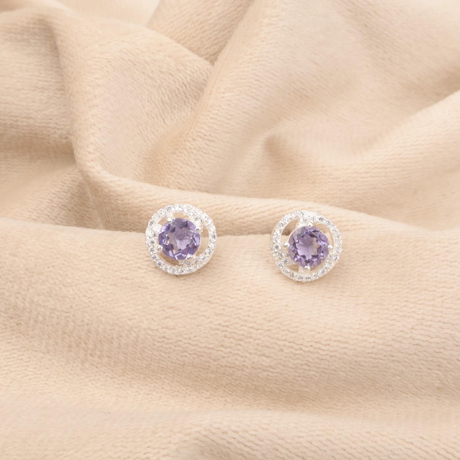 Натуральный камень иолит, ювелирные изделия из стерлингового серебра 925 пробы, серьги-пусеты с цирконами 0,41 CZE-8-3
Натуральный камень иолит, ювелирные изделия из стерлингового серебра 925 пробы, серьги-пусеты с цирконами 0,41 CZE-8-3