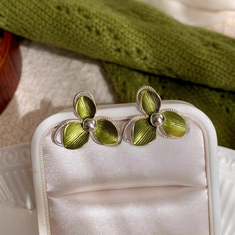 Silver needle oil drop flower stud earrings Mori series fresh and sweet versatile earrings light luxury high-end earrings design sense niche
Silver needle oil drop flower stud earrings Mori series fresh and sweet versatile earrings light luxury high-end earrings design sense niche