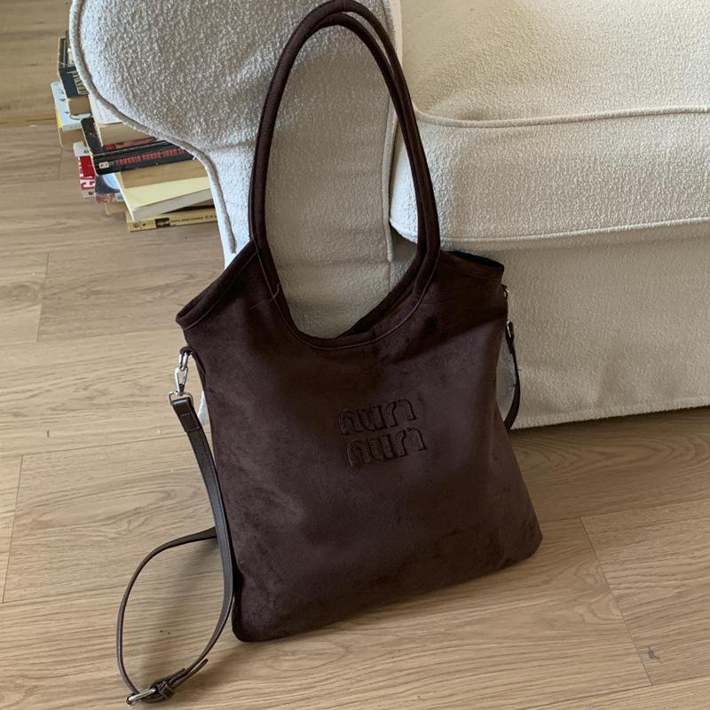 2025 осень новая мода матовый бархат из оленьей кожи сумка-тоут ленивый ветер вертикальная версия на одно плечо подмышечная сумка для通勤 женская сумка