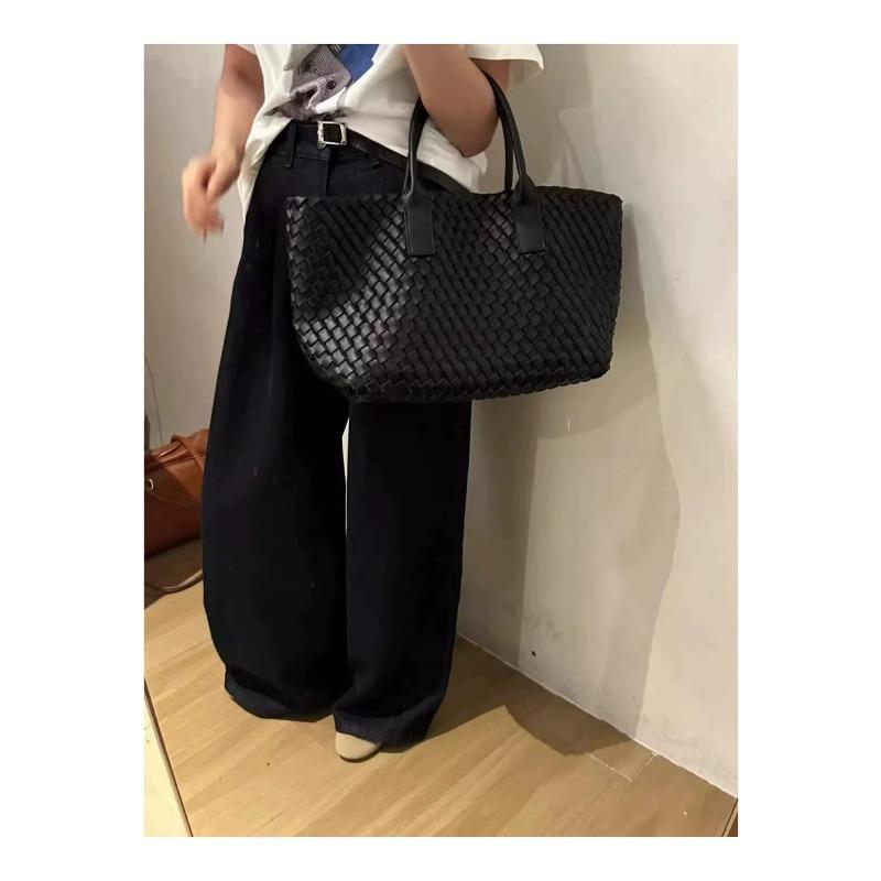 Niche design fashionable big bag summer new simple large-capacity woven bag portable tote bag shoulder bag чорний
Niche design fashionable big bag summer new simple large-capacity woven bag portable tote bag shoulder bag чорний