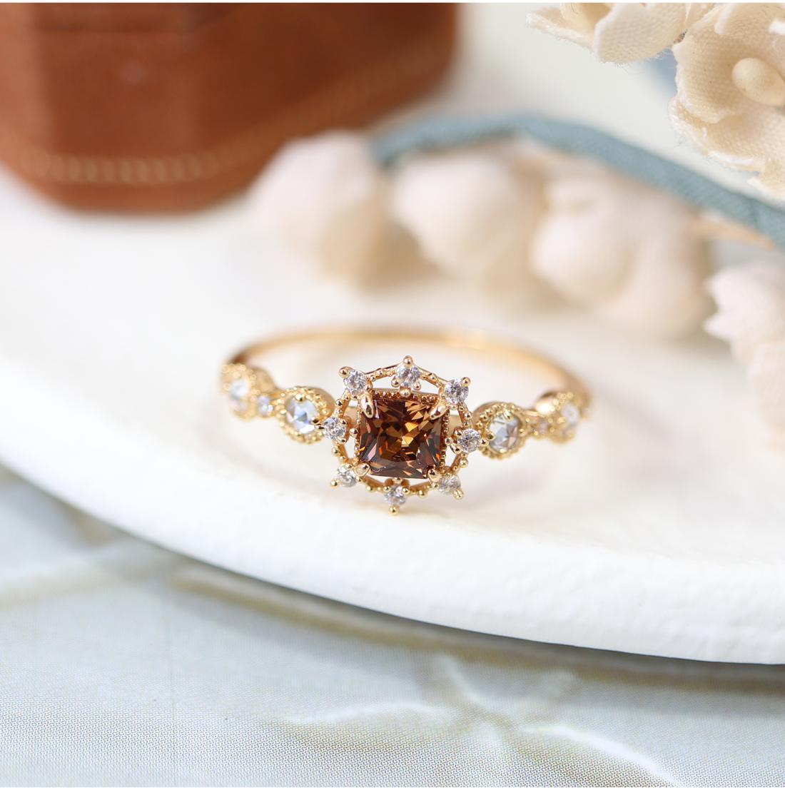 Кольцо из стерлингового серебра S925 с агатом, рождественская лимитированная серия, кубик сахара, циркон - японский стиль Акадо, кофейное Size 7
Кольцо из стерлингового серебра S925 с агатом, рождественская лимитированная серия, кубик сахара, циркон - японский стиль Акадо, кофейное Size 7