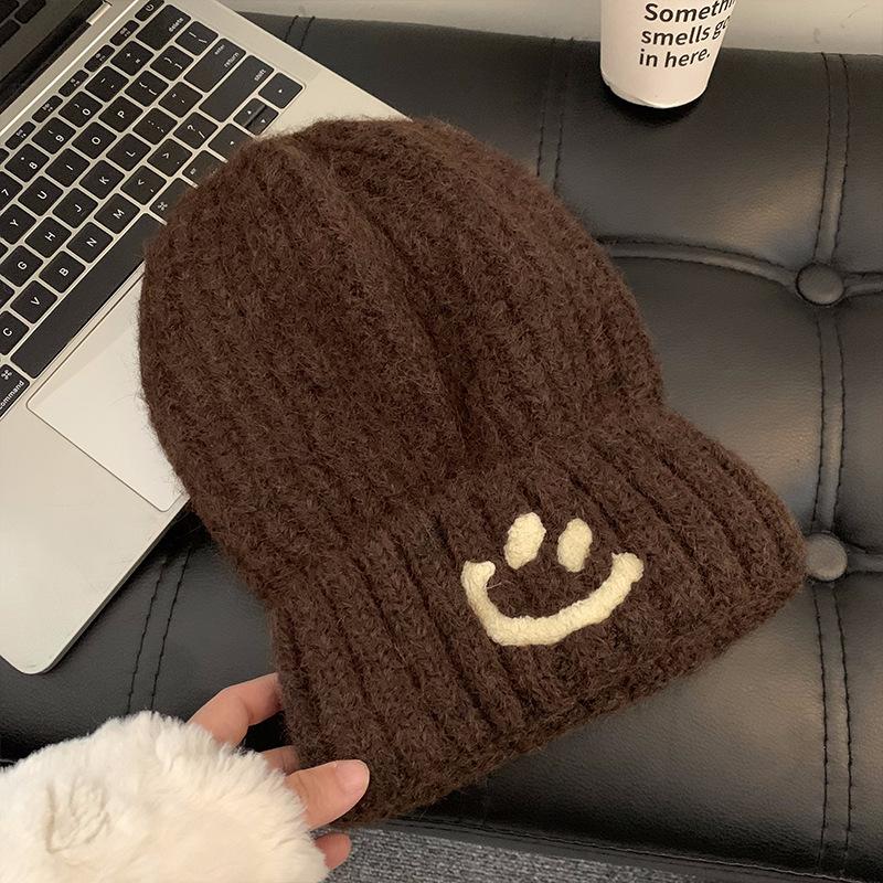 Маленькая шапка-бини в корейском стиле с улыбающимся лицом, вязаная шерстяная шапка для женщин, новая шапка на осень и зиму
Маленькая шапка-бини в корейском стиле с улыбающимся лицом, вязаная шерстяная шапка для женщин, новая шапка на осень и зиму