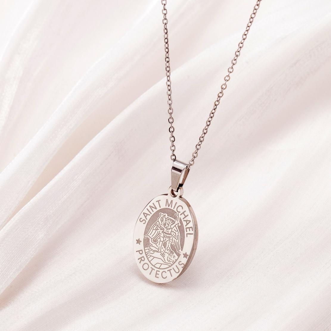 Saint Michael Archangel Protect Us Oval Pendant Necklace Women Stainless Steel Gold Color Chain Amulet Zircon Gift 40-45 cm
Saint Michael Archangel Protect Us Oval Pendant Necklace Women Stainless Steel Gold Color Chain Amulet Zircon Gift 40-45 cm