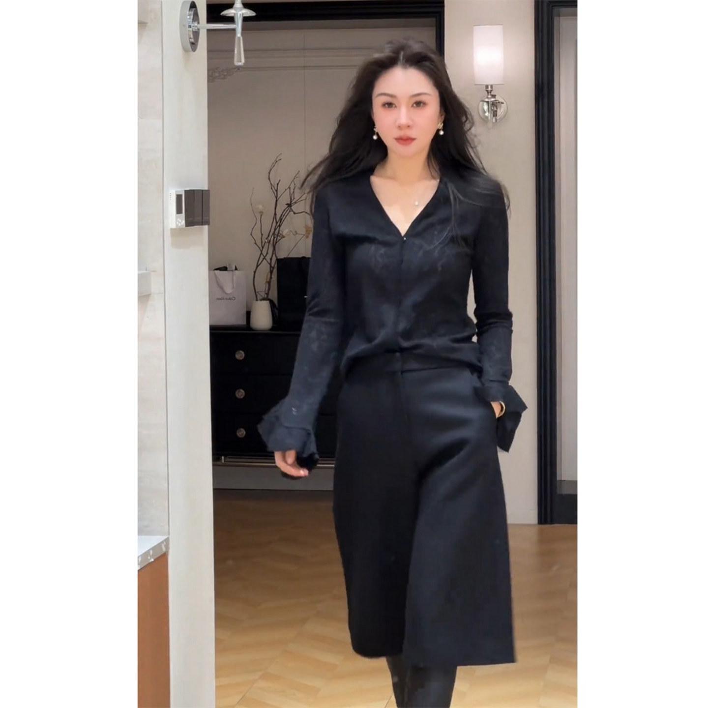 Chic V-neck Top & High-waisted Wide-leg Pants Two-piece Set 3XL (140-160 jin)
Chic V-neck Top & High-waisted Wide-leg Pants Two-piece Set 3XL (140-160 jin)