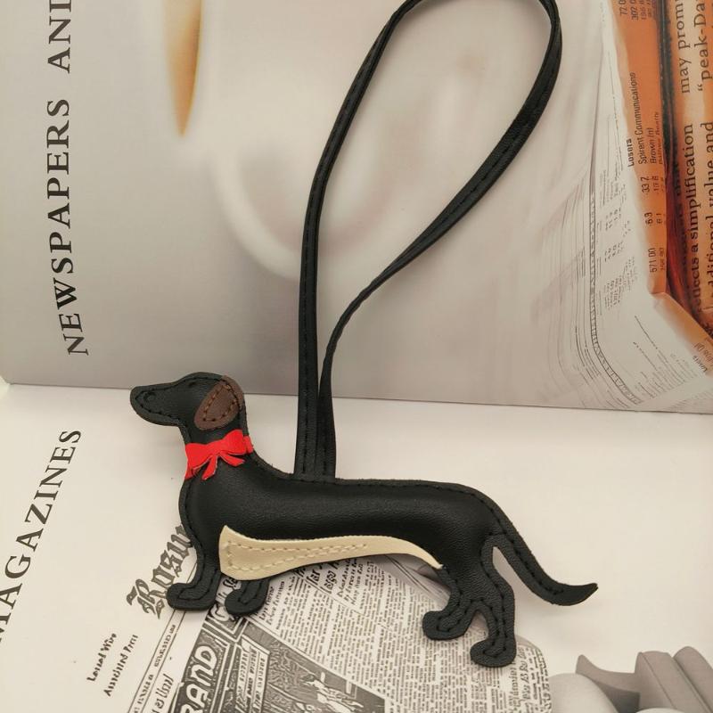 1Pcs Cartoon Animal Dog Hangings Elegant Dachshund Leather Bag Charm Pendant With Red Bow Tie Cute Long Body Pet Lover Gift
1Pcs Cartoon Animal Dog Hangings Elegant Dachshund Leather Bag Charm Pendant With Red Bow Tie Cute Long Body Pet Lover Gift