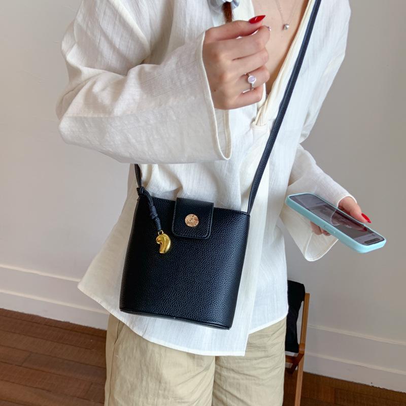 Новая вертикальная сумка для мобильного телефона ниша на плечо мягкая кожа кроссбоди маленькая сумка-ведро чёрный
Новая вертикальная сумка для мобильного телефона ниша на плечо мягкая кожа кроссбоди маленькая сумка-ведро чёрный