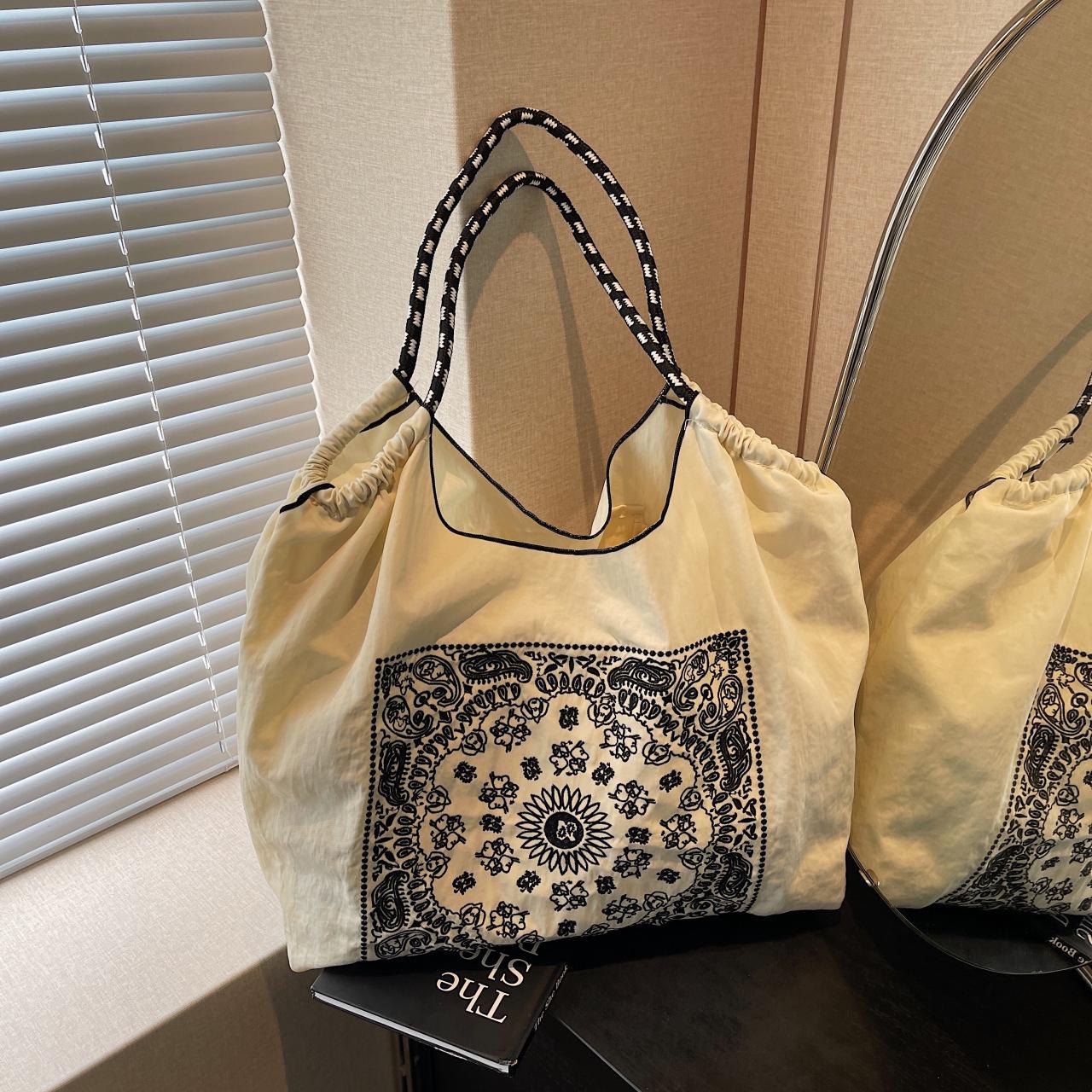 Japanese & Korean Women s Eco-friendly Nylon Embroidered Crossbody Tote Bag брудно-білий
Japanese & Korean Women s Eco-friendly Nylon Embroidered Crossbody Tote Bag брудно-білий