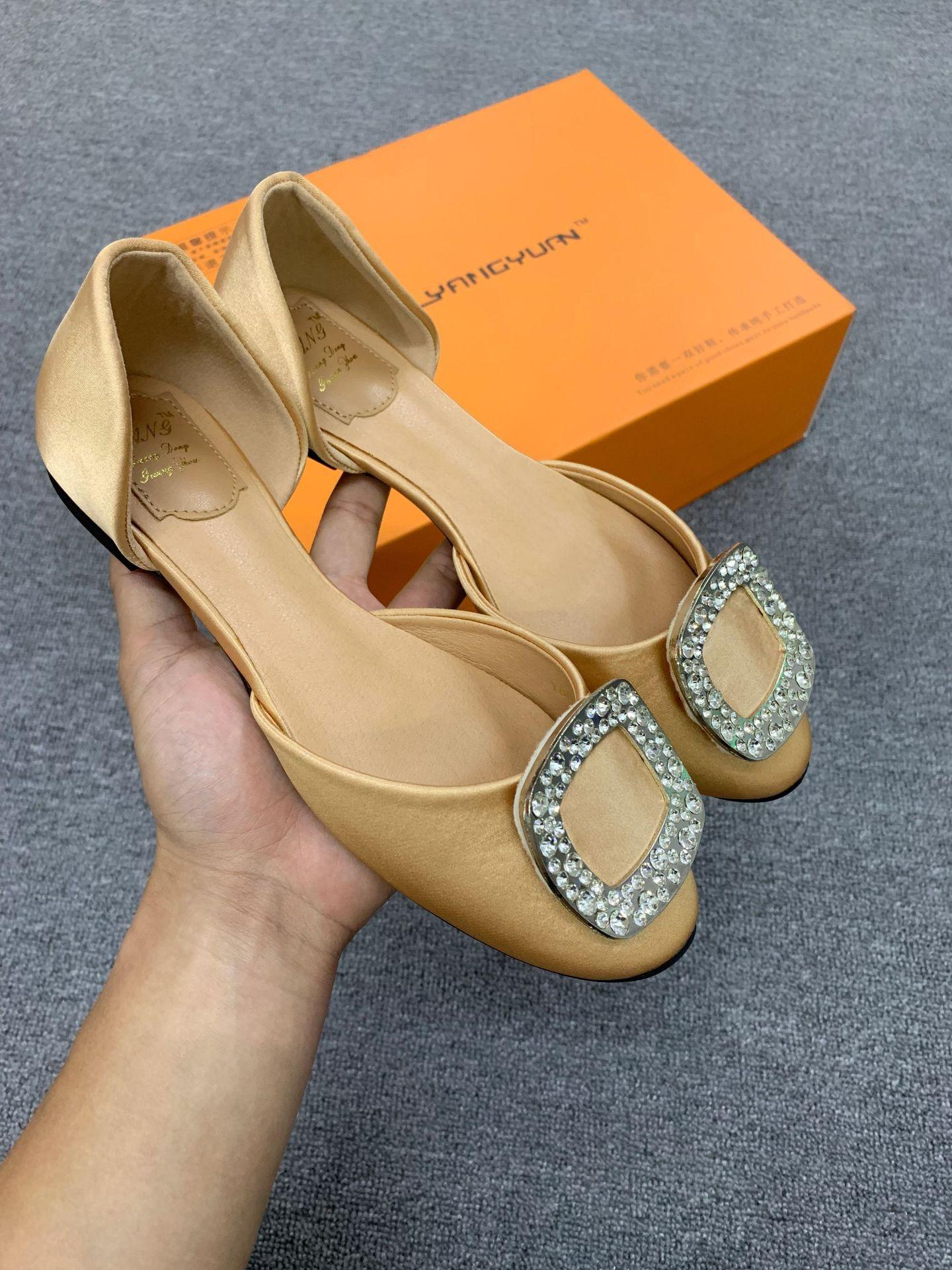 Spot second hair! Grape mother same shoes French rhinestone square buckle satin round head flat bottom hollow commuting single shoes women 40
Spot second hair! Grape mother same shoes French rhinestone square buckle satin round head flat bottom hollow commuting single shoes women 40