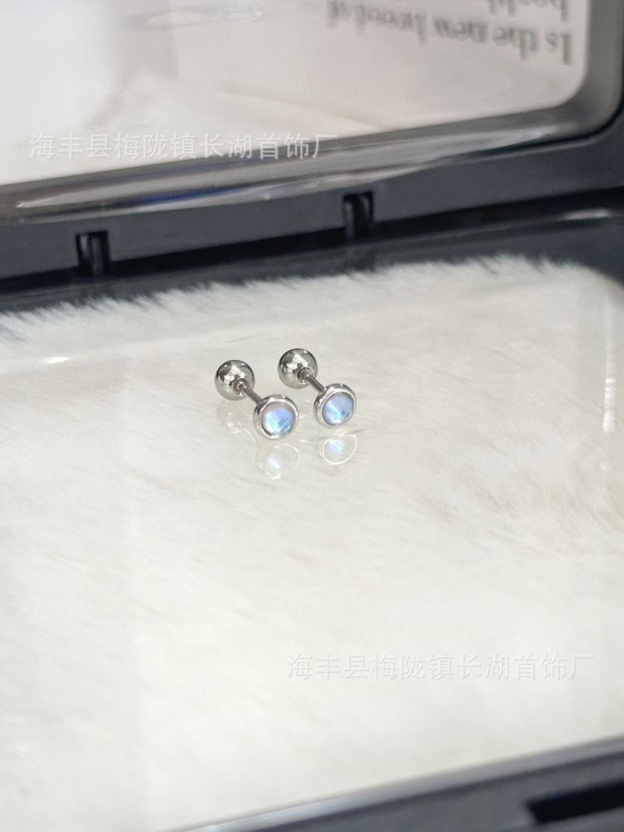 Titanium steel small flying saucer earrings, mini round diamond color zirconium stacked earrings do not fade, small screw earrings
Titanium steel small flying saucer earrings, mini round diamond color zirconium stacked earrings do not fade, small screw earrings