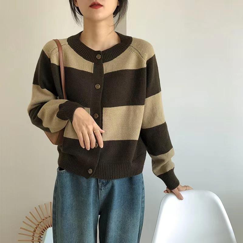 Осенне-зимняя мода, свободный полосатый вязаный кардиган, женский повседневный однобортный свитер, женский хаки
Осенне-зимняя мода, свободный полосатый вязаный кардиган, женский повседневный однобортный свитер, женский хаки