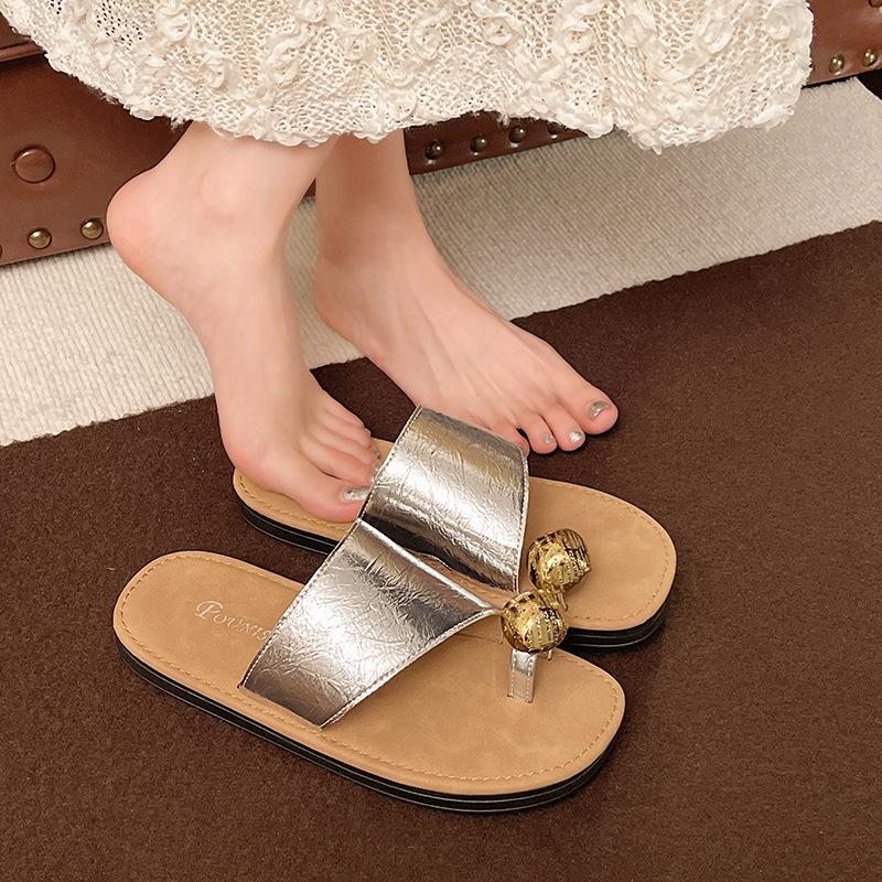 Slippers women s summer outer wear 2025 new high-end flat-bottomed toe beach sandals soft-soled toe lazy drag 42 срібний
Slippers women s summer outer wear 2025 new high-end flat-bottomed toe beach sandals soft-soled toe lazy drag 42 срібний