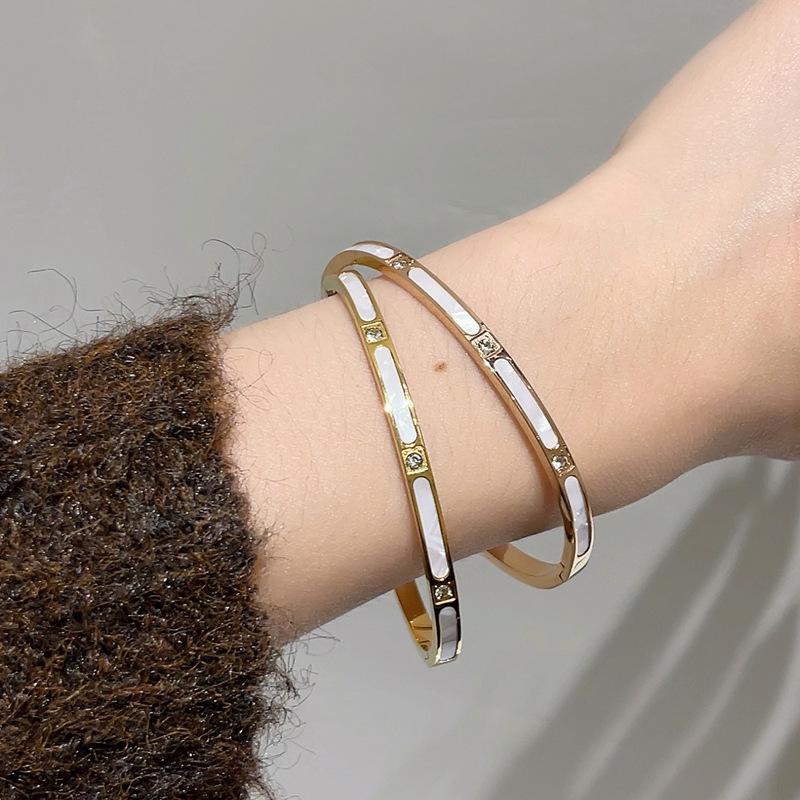 Luxury Minimalist Titanium Steel Bracelet with Mother-of-Pearl for Women - Versatile Jewelry, Ideal Gift for Girlfriend or Best Friend.
Luxury Minimalist Titanium Steel Bracelet with Mother-of-Pearl for Women - Versatile Jewelry, Ideal Gift for Girlfriend or Best Friend.